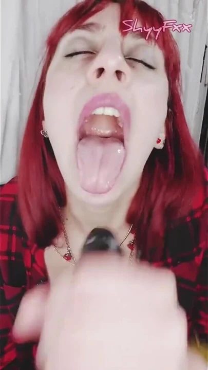 Shyyfxx underdanig hayranı beder hendes idol om en beskidt slimet pik, der suger joi