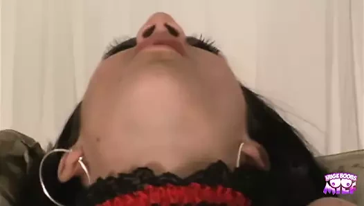 Fantastik Kira Croft mastürbasyon yapıyor ve taze tıraşlı amına pembe bir dildo sokuyor