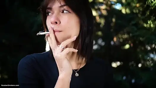 Tatlı Rus güzel doğada sigara içiyor