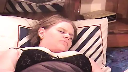 Tombul orta yaşlı seksi kadın genç yarağı denemeyi seviyor