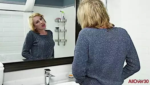 Kate s Mastürbasyon içinde the tub ile showerhead üzerinde allover30