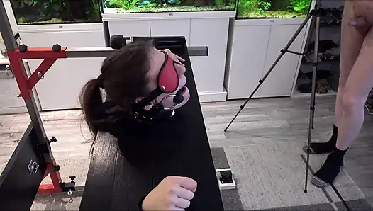 Köle Kız Savunmasız Direkte Sybian'da Orgazma Sürükleniyor Bölüm 2