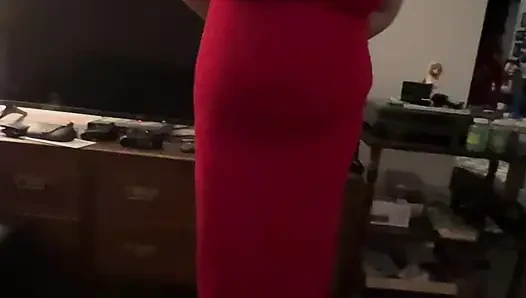 Dışarı çıkmak için giyinmiş ama biraz oral ikna edici alıyor