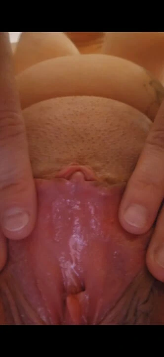 Senin için işiyor, kameranın her yerine