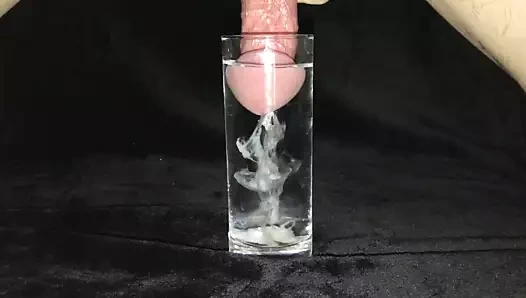 Cumshot içinde bir bardak su 2