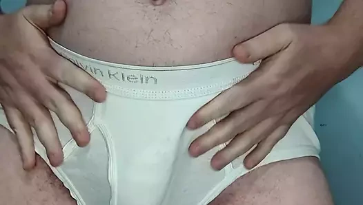 Calvin Klein sıkı beyazlar içinde şişkinlik ibadeti ve mastürbasyon talimatları