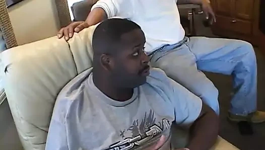 Busty siyah milf aynı anda iki büyük siyah sopa işleyebilir