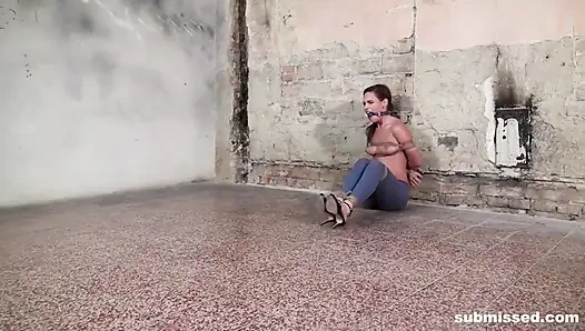 Terli Jenny bağlı ve taşakla sikiliyor