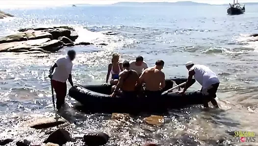 Sahildeki sarışın orta yaşlı seksi kadın için anal seks ve çifte penetrasyon