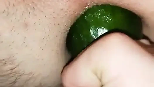 Karım salatalık götünü sikiyor