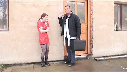 Amatör orta yaşlı seksi kadın amına yumruk sokuyor ve götünü büyük yarakla sikiyor ağzına boşalıyor