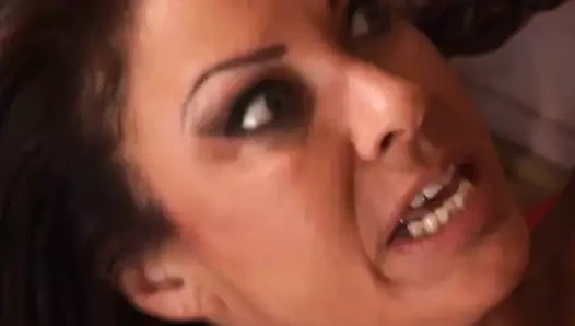 Bu sürtük bu adama kirasını nasıl ödeyeceğini biliyor