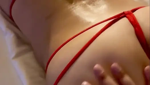 Evli kadın büyük yarağı alıyor ve amını gerdiriyor