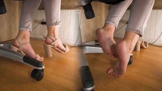 Masa altı ayak ibadet ofisi azdırıyor