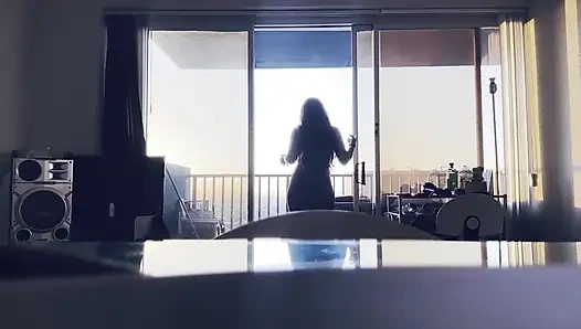 Meksikalı bir barbiie aşk şarkısını söylüyor