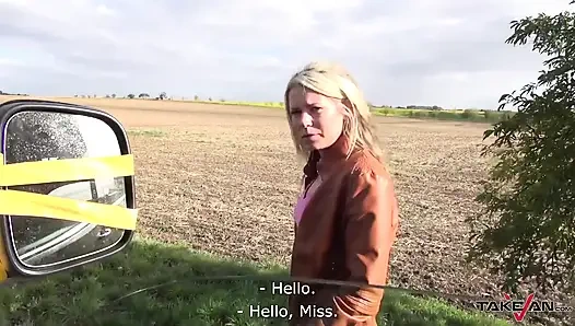 Adam sokakta sert sikişiyor ve kazara ateşli sarışının her yerine boşalıyor