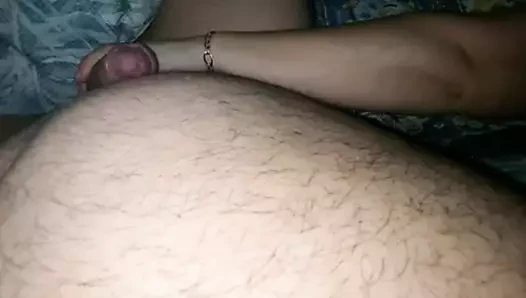 Üvey anne üvey oğlu büyük yarağı ereksiyon halinde gördü ve ona mastürbasyon yapıyor