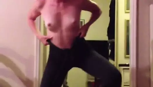 Alexa Niklaus topless vid