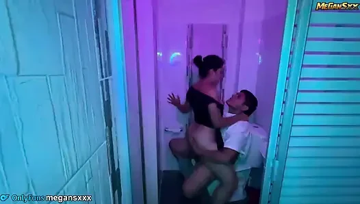 Diskonun banyolarında sikişiyor