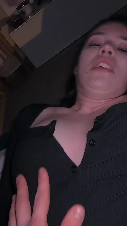 Bir arkadaşının evinde eğlenceli bir pijama partisi vahşi seksle sona erdi