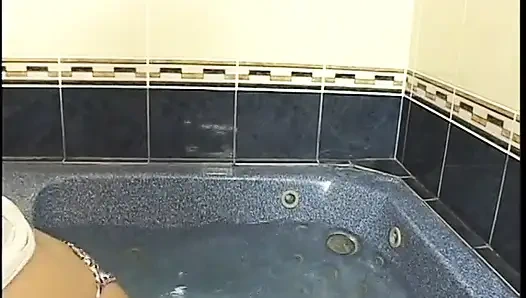 Genç tatlılar rahatlayabilir ve jakuzide uzun bir amcık alabilir