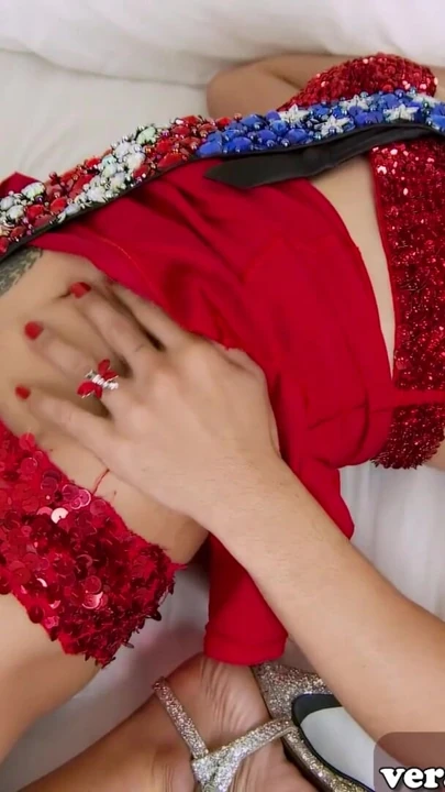 Adam prezervatifsiz travestiyi götten sikiyor | Klip 1
