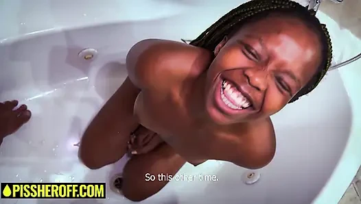 Sevimli zenci genç kız çişini yaparken sırılsıklam beyaz yarak emiyor bakış açısı