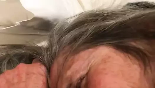 Ateşli orta yaşlı seksi kadın domalarak mastürbasyon yapıyor anal parmaklıyor 60 yaşındaki olgun nine