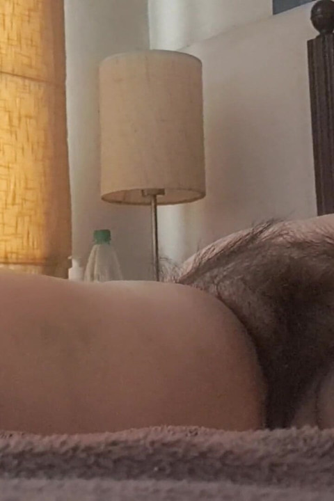 Üvey anne kıllı amına parmaklarıyla dokunuyor