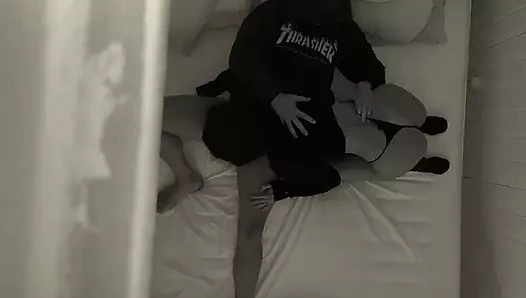 Kız arkadaşımı beni kamerayla aldatırken yakaladım