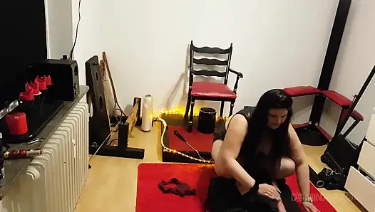 Büyük memeli dominatrix ıslak altın duşta bağlı köleyi sırılsıklam yapıyor