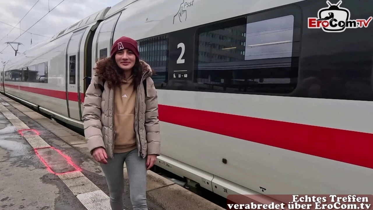 Alman Squirt Queen, tren istasyonunda kullanıcı tarafından alındı ve prezervatifsiz sevişildi