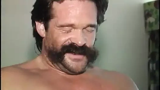 Azgın ladyboy götten sikişmeden önce götünü sikiyor