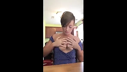 göğüsleri gösteriliyor