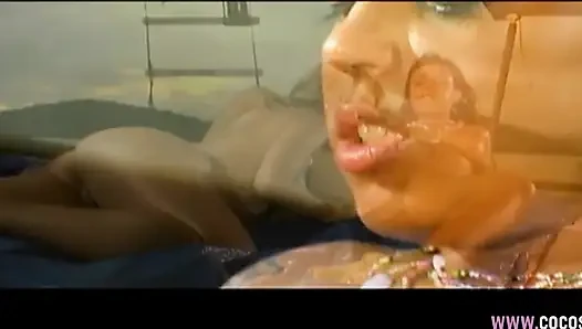 Yağlanmış lezbiyenler tekne güvertesinde dildoyla oynuyor