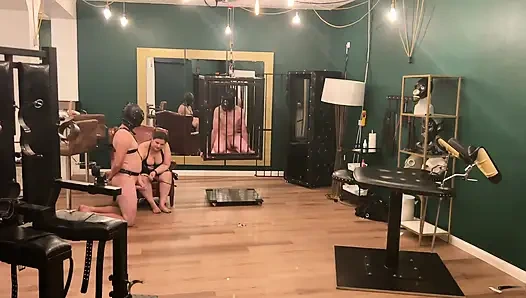 Dommes'in zonklayan oyuncaklarıyla genişleyen anal itaatkarlar