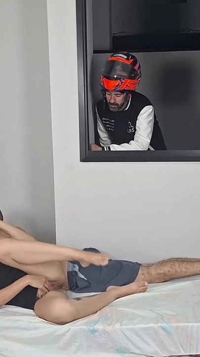 Motosikletli kurye çift pencere açık seks yapıyor