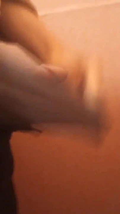 Bu seksi twink birkaç gün boyunca ereksiyonlu bir sabah ereksiyonla uyandığında nasıl işiyor | Klip 2