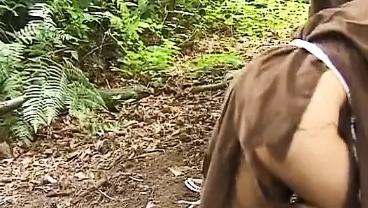 Ateşli Alman inançlı fanatik ormanda bağlanıyor ve şaplak atıyor