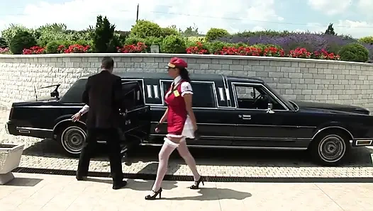 Çoraplı ve yüksek topuklu büyük memeli orta yaşlı seksi kadın sikiliyor