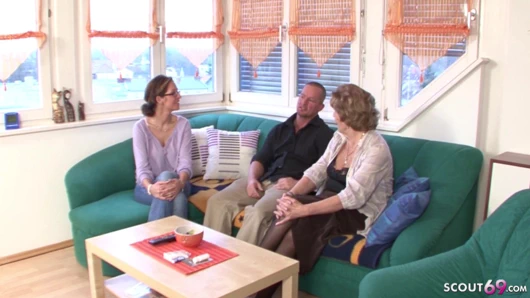 Alman anneanne ayartmak için sikme tarafından büyük oğul ve adım anne yakalandı