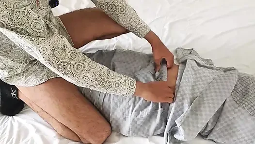 Öğrenci üvey erkek kardeş tuvalette büyük yarakla sikişiyor
