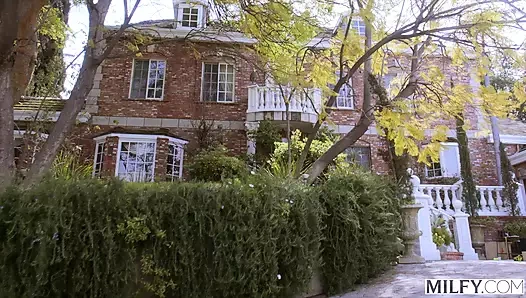 Vixenplus - bomba gibi orta yaşlı seksi kadın holly kocasını genç adamla aldatıyor