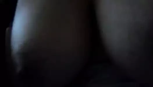 Göğüslerime dokunuyorum