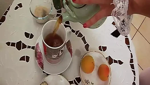 Fransız orta yaşlı seksi kadın ve ateşli dövmeli bebekle ateşli anal üçlü seks