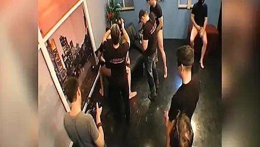 Ateşli sarışın ham ggg sahnesinde birden fazla adam tarafından sert grup seks yapıyor
