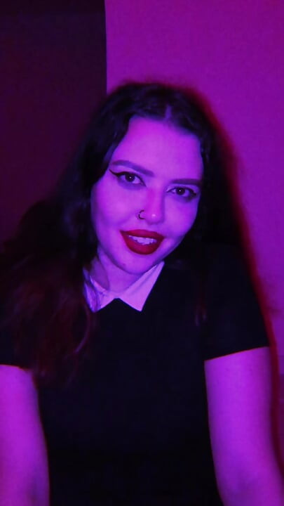 Ukraynalı kız külotsuz güzelce dans ediyor