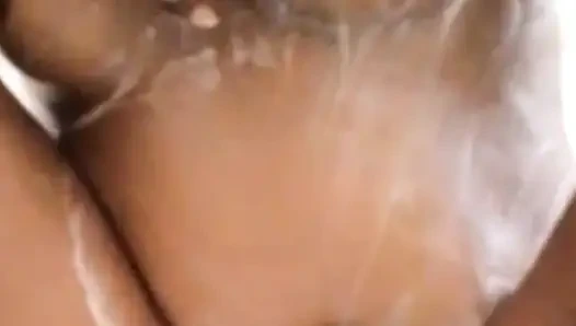 Hintli kız banyoda banyo yapıyor - ateşli asmr videosu