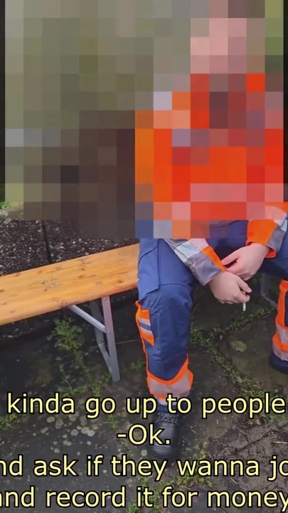 Parkta tanıştığım heteroseksüel tombul inşaat işçisi ilk meraklı deneyimi için geliyor | Klip 1