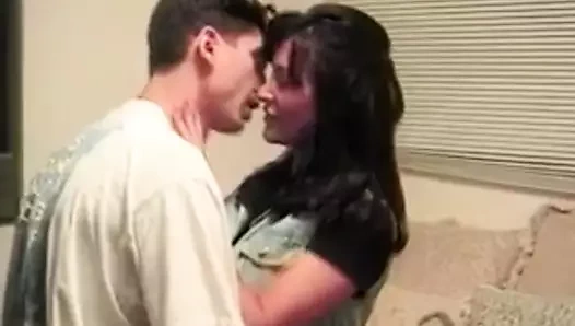 Retro porno ile harika vakit geçiriyor